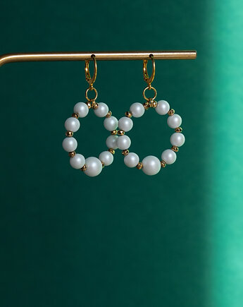 Białe kolczyki koła z satynowymi perłami ceramicznymi