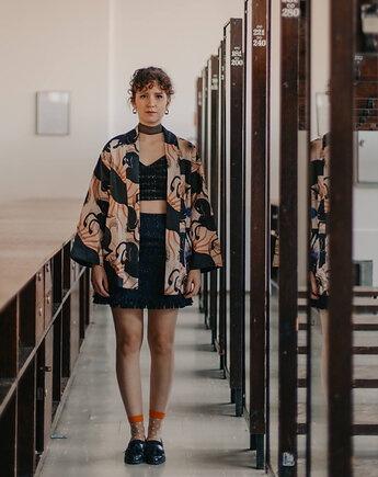 Dwustronne kimono z motywem galopujących koni, Zwei frauen