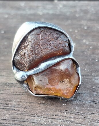 Surowy - pierścionek regulowany, po drugiej stronie lustra