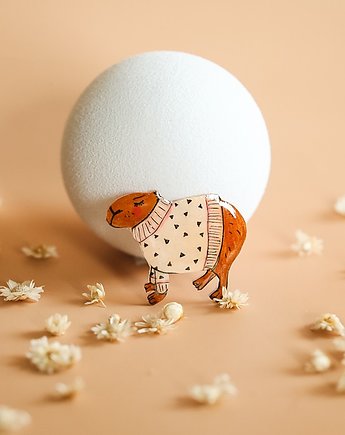 Przypinka kapibara  Marysia w  sweterku, Pintura