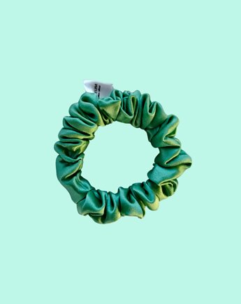 Gumka jedwabna, scrunchie, gumka satynowa królowa szmaragdów MINI, Capillum
