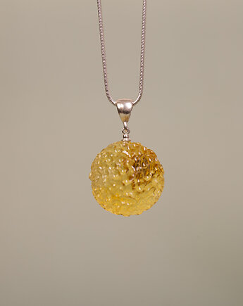 Wisiorek bursztyn bałtycki kulka rzeźbiona, Amber by Baco