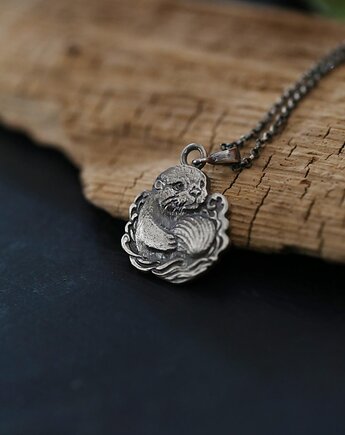 Wisior wydra z muszelką ze srebra próby 925, Cztery Humory