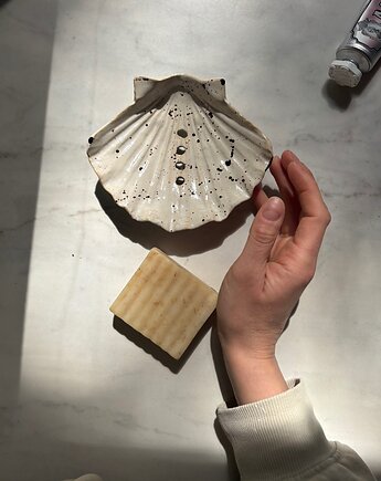 Ceramiczna Mydelniczka z Odpływem Muszelka Muszla Dalmatinian, Maison Fragile