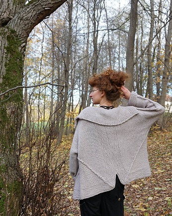 Wełniany kardigan oversize, jasny liliowy, szary, o geometrycznej strukturze, Strojownia