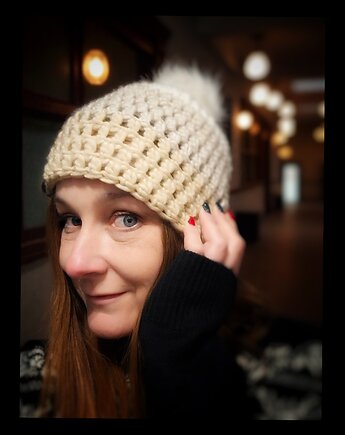 Ciepła czapka szydełkowa Beżowe Ombre z pomponem, Ciotka Matylda