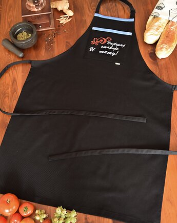 Fartuch Kuchenny CZARNY bawełniany haftowany NAJLEPIEJ SMAKUJE U MAMY, Wyszywane