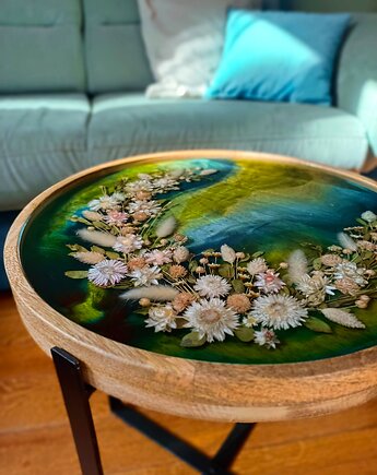Stolik kawowy vintage z kompozycją z suszonych kwiatów na zielonym tle, Majuto Resin Art