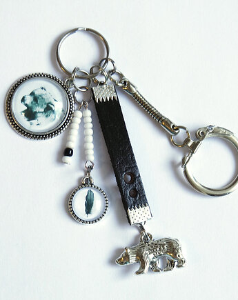 Breloczek - Niedźwiedź, piórko, rzemień, yenoo