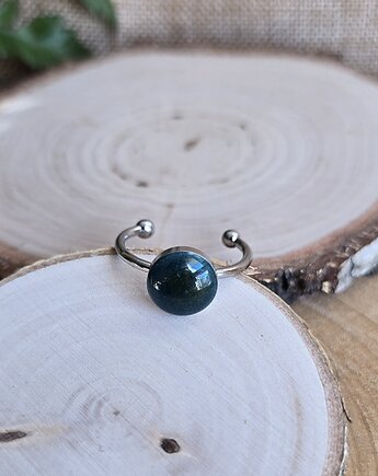 Pierścionek z zielonym oczkiem dużym, zkwiatem