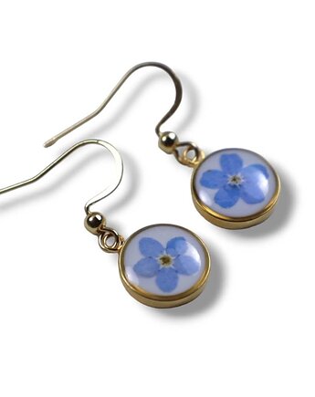Delikatne okrągłe kolczyki Niezapominajka białe tło, Lovely Jewellery
