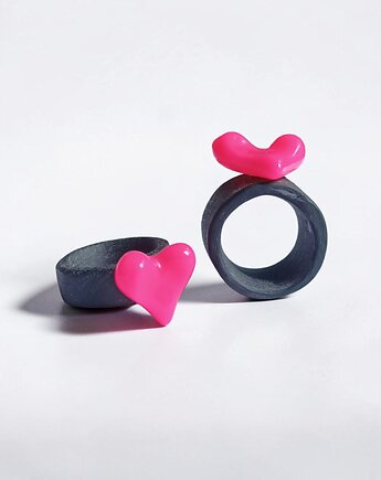 Pierścień z żywicy : wąski : HEART : neon pink & black, kaktusia