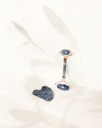 Zestaw do masażu twarzy z niebieskiego sodalitu: Gua Sha + Roller, High Light