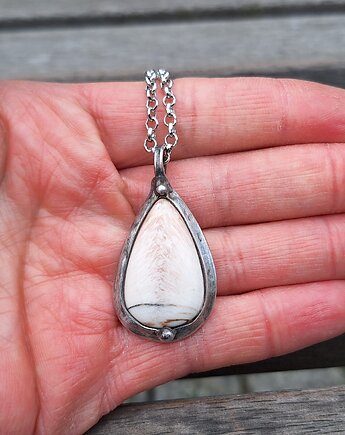 Skolecyt - wisiorek, po drugiej stronie lustra