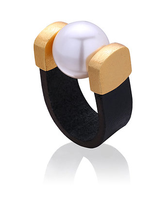 Pearl Ring in Gold, Joccos Design