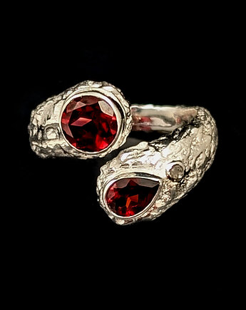 Pierścionek karminowi bracia, Pracownia Neores