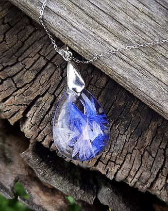 Zawieszka łezka z płatkami chabrów, Figa handmade accessories