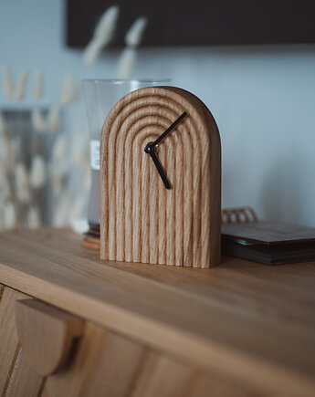 Zegar drewniany stojący z czarnymi wskazówkami, OSOBY - Prezent dla babci