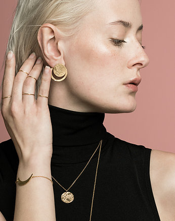 Cosmic Moon: naszyjnik księżyc ze srebra złoconego, OM jewellery