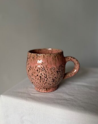 Różowy piegowaty kubek, Wet Spot Ceramic Studio