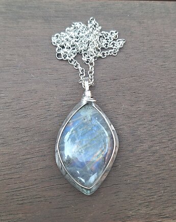 Niebieskość - wisiorek, po drugiej stronie lustra