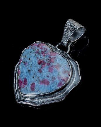 Różany rubin w kyanicie, Pracownia Neores