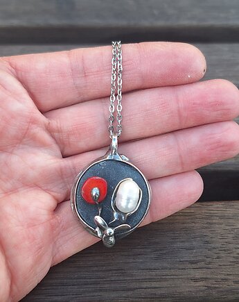 Perła i koral - wisiorek, po drugiej stronie lustra