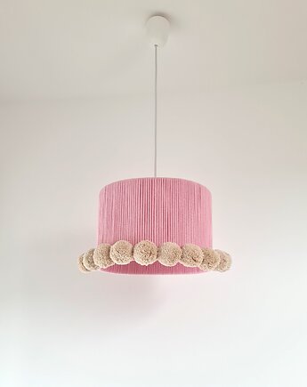 Różowa lampa sufitowa boho z beżowymi pomponami, Marmys Felt Studio