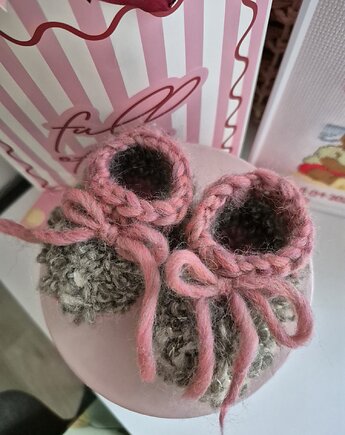 Wełniane buciki bouckle dla noworodka PINK Newborn, Po.dziergane