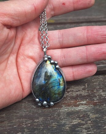 Łezka - wisiorek, po drugiej stronie lustra