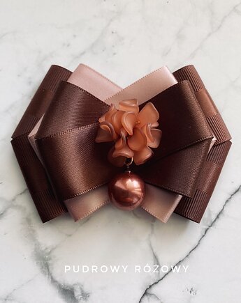 Kolekcja Kwiatowa   Brosza z kwiatem i perłą w kolorze brązowym, Pudrowy Różowy