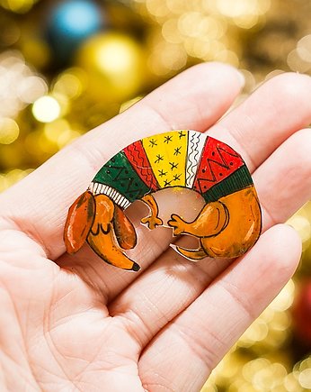 Broszka jamnik w sweterku, Pintura