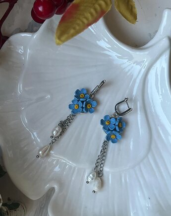 Ręcznie robione kolczyki z niebieskimi kwiatkami i perłami, MariaPolymer