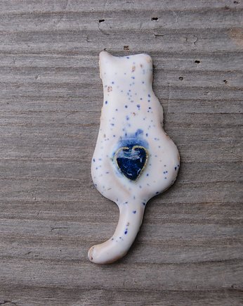 Ceramiczny magnes kot perłowy z sercem, Gliniana Koniczynka