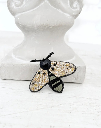 Broszka ĆMA 3 ręcznie haftowana przypinka owady motyle