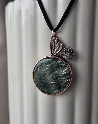 Naszyjnik z serafinitem i motylem, Dziki Królik