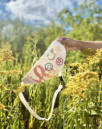 Ręcznie malowana i haftowana nerka BUŹKI pastele, nieprzemakalna, SewNSpray
