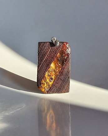 Wisiorek z drewna wenge z bursztynem, mazuni