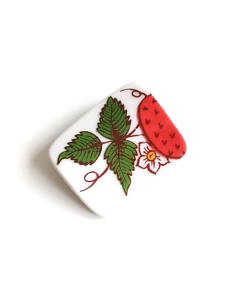 Broszka z truskawką, biżuteria z talerzy