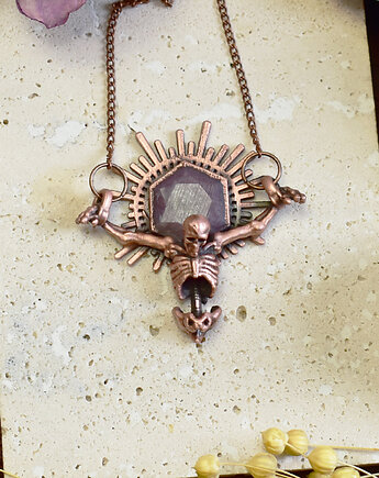 Gotycki miedziany wisiorek z rubinem Ruby Star - ukrzyżowany szkielet, Spirit Of Copper