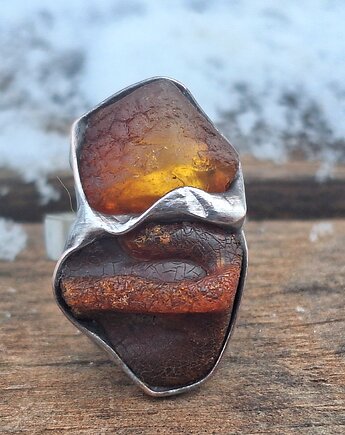 Surowy - pierścionek regulowany, po drugiej stronie lustra