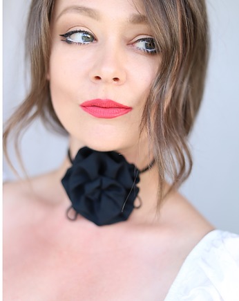 Czarny  jedwabny choker róża, Celina Parysów