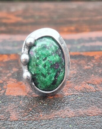 Zoisyt z rubinem - pierścionek regulowany, po drugiej stronie lustra