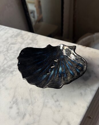 Ceramiczna Mydelniczka Handmade Muszelka Muszla z Odpływem Błękitna, Maison Fragile