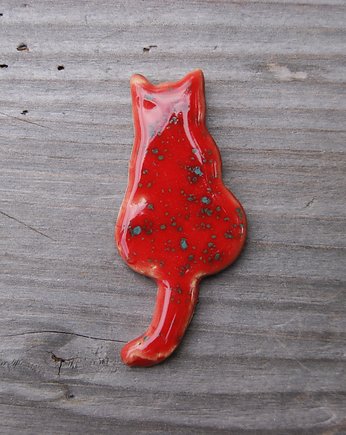 Ceramiczny magnes kot  czerwony w kropki, Gliniana Koniczynka