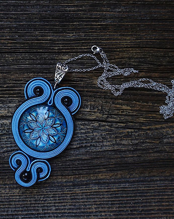 Niebieski wisior soutache z mandalą, Mró Soutache