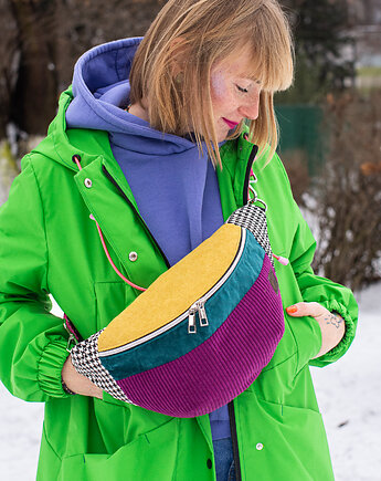 Duża różowa nerka damska ze sztruksu z kolorowym paskiem ENERGIA ŻYCIA, Co Tu Się Kroi