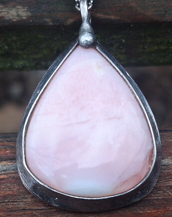 Opal różowy - wisiorek, po drugiej stronie lustra