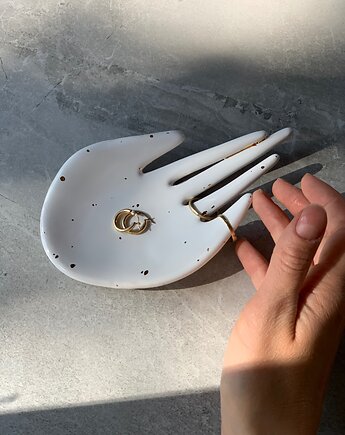 Ceramiczna Dłoń Podstawka na Biżuterię w Złote Ciapki, Maison Fragile