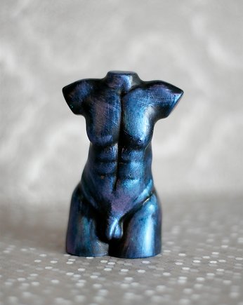 Mężczyzna niebieski i fioletowy metaliczny, rzeźba z gipsu, JBJart Justyna Jaszke